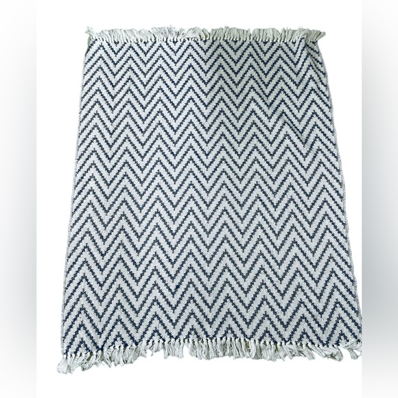 Navy / White Throw Blanket Chevron Print 3.6ft x 4.75ft - Picture 4 of 4